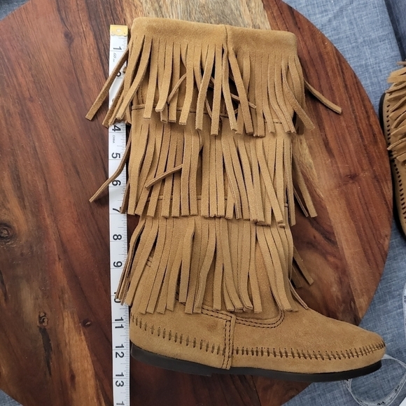 BOHO Classic Minnetonka 3-Layer Fringe Moccasin Boot Tan Size 5 - Picture 11 of 16